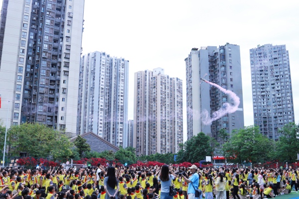 無人機飛行表演。張源攝