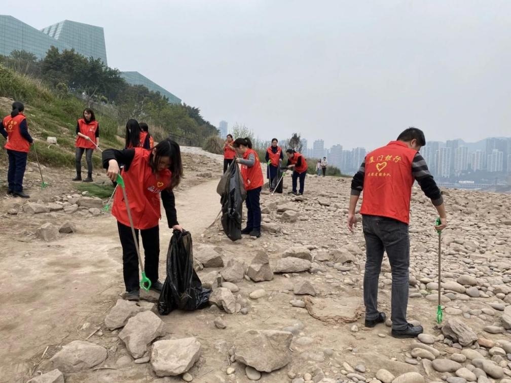 參與志愿服務活動。廈門銀行重慶分行供圖