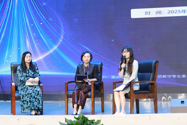 江北區教師進修學院英語教研員錢榮、沙坪壩區教師進修學院初中英語教研員馮麗、重慶八中初中英語教研組組長鄭靈儷對陳佳興的展示課進行點評。主辦方供圖