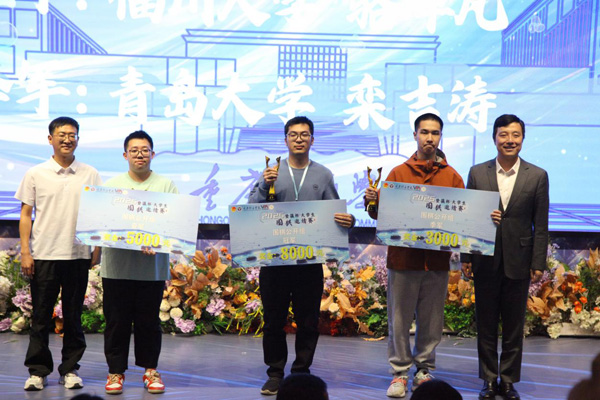 古力（右一）為公開組獲獎選手頒獎。主辦方供圖