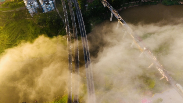 沿江小鎮出現平流霧景觀。