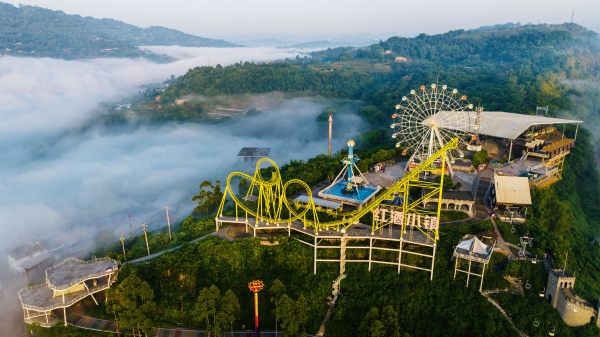 沿江小鎮出現平流霧景觀。