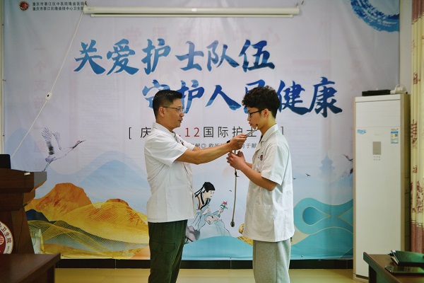 陳思宇和父親陳雪松交換信物。陶涵攝