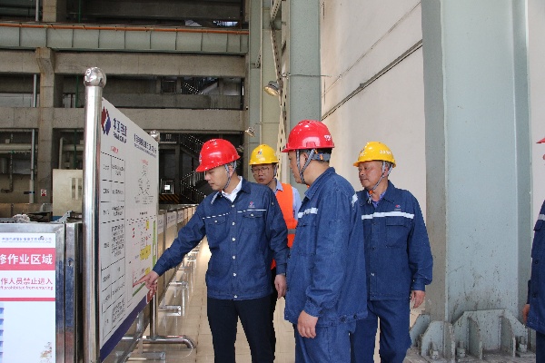 肖漢清帶領團隊輾轉工地。中國電建集團重慶工程有限公司供圖