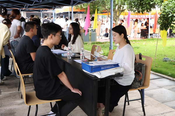 畢業生正在面試。重慶化工職業學院供圖