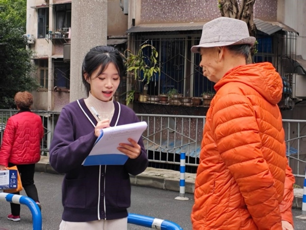 調研團隊走進社區開展調研活動。重慶文化藝術職業學院供圖