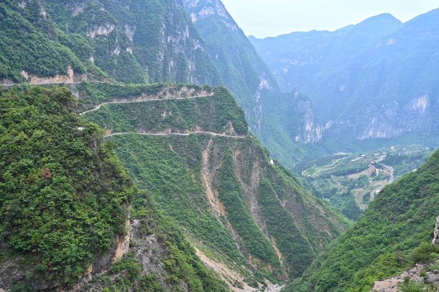 四周被絕壁合圍的下莊村。鄒樂攝