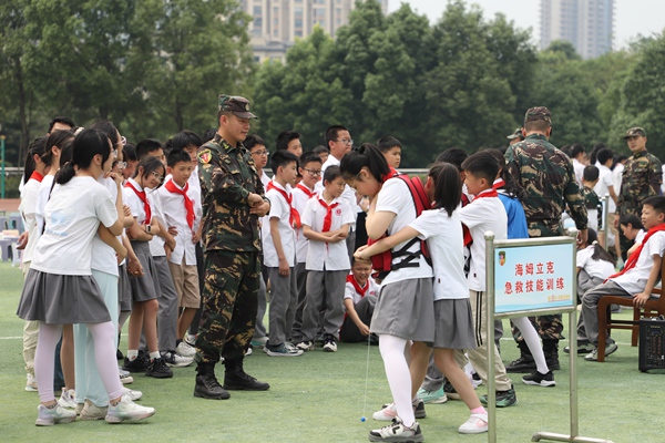 重慶獵人訓練基地教官指導學生完成海姆立克急救技能訓練重慶獵人訓練基地教官指導學生完成海姆立克急救技能訓練。主辦方供圖