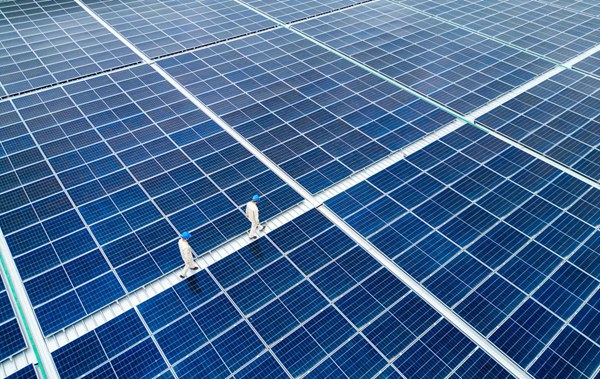 電力員工開展光伏巡檢。國網重慶永川供電公司供圖