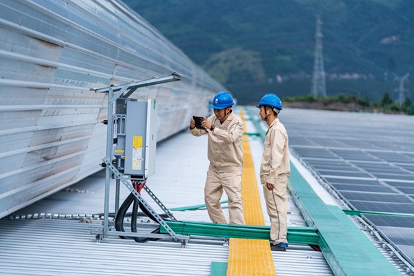 電力員工調試光伏設備。國網重慶永川供電公司供圖