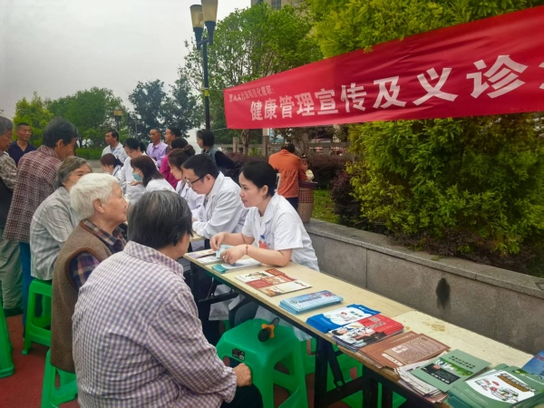 涪陵區人大代表馮曉紅開展健康管理宣傳及義診活動。涪陵區人大常委會供圖