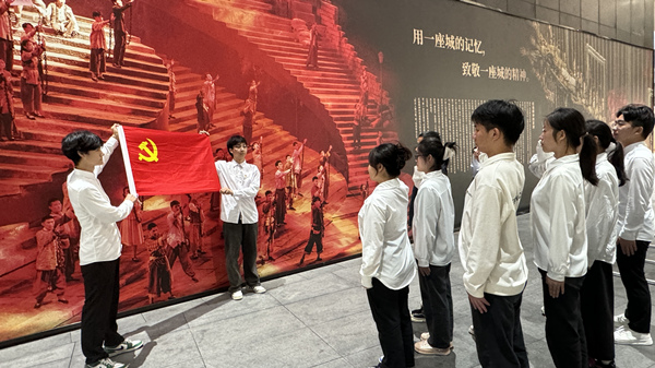 該學院“信仰領航班”在重慶1949大劇院開展沉浸式黨課。重慶理工大學供圖