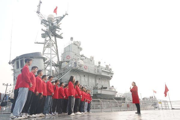 在重慶建川博物館海軍166驅逐艦（珠海艦）開展“艦艇公開課”。重慶理工大學供圖