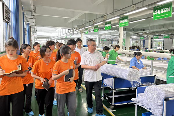 “深入企業一線，尋訪工匠精神”社會實踐活動。重慶理工大學供圖