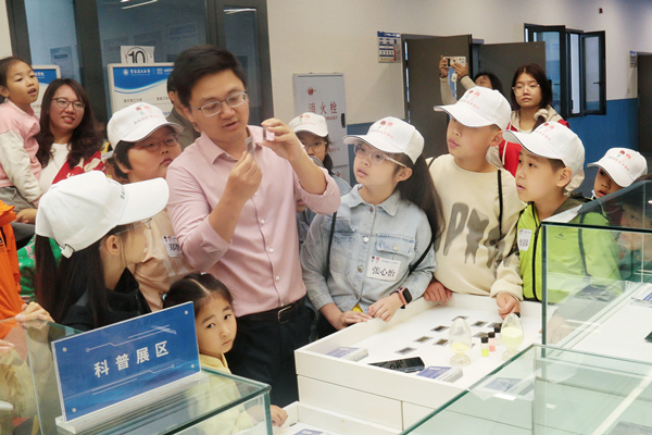 學院開展青少年科技研學實踐活動。重慶理工大學供圖