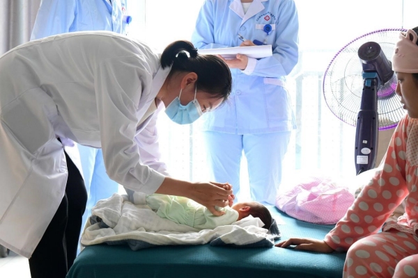 王玥在給嬰兒檢查健康狀況。楊晨攝