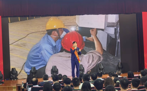 2025年全國勞動模范楊平原分享奮斗故事。蔣海濤攝