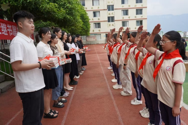 贈書儀式。甘國平攝