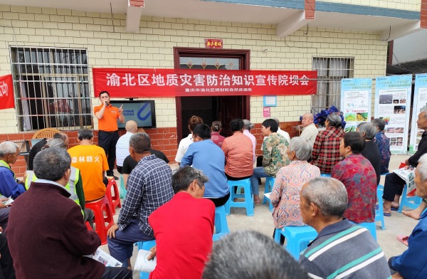 工作人員講解防災知識。茨竹鎮供圖