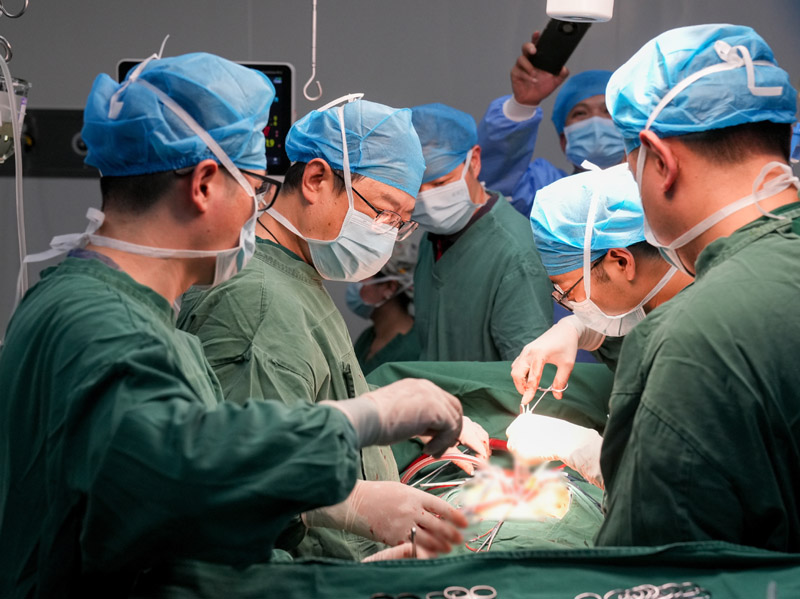 專家團隊為患者進行手術。 重慶醫科大學附屬兒童醫院供圖