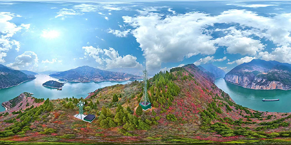 三峽夔門之巔的鐵塔通信基站，裝上熱成像監控攝像頭。重慶鐵塔供圖