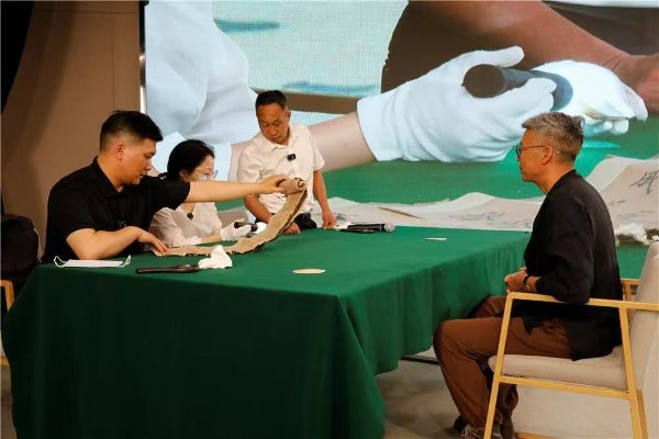 專家進行鑒寶。譚燕攝