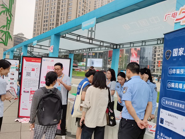 活動現場還設置了防詐反詐小課堂。張艷攝