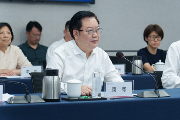 該校黨委書記康騫講話。重慶理工大學供圖