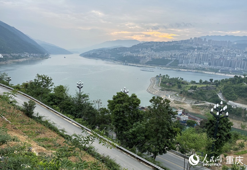 從巫山縣龍門街道江村遠眺，左側為三峽里·竹枝村，右側為巫山縣城。人民網記者 劉政寧攝