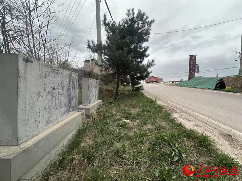 文保碑附近，不時有重型卡車駛出（攝于4月11日）。