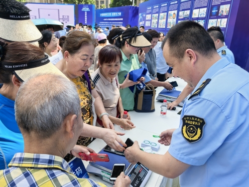 市民現場咨詢。徐雯瑄攝