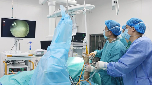 陳賢明團隊手術中。重慶西區醫院供圖