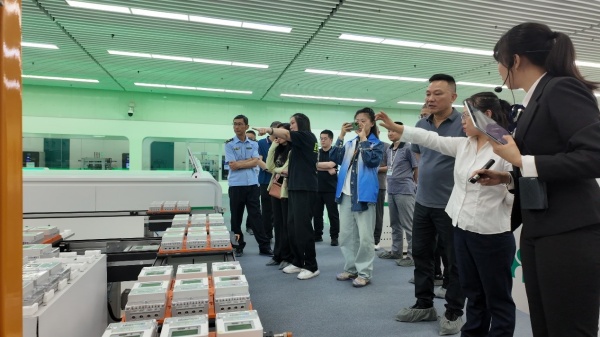 參觀團參觀自動化檢定流水車間。賀婷婷攝