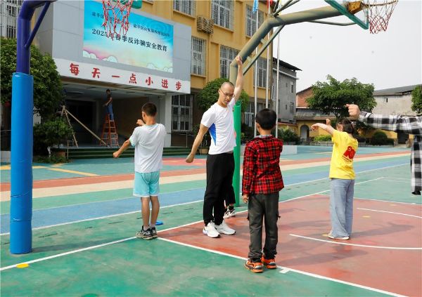 黃鷹帶領孩子們鍛煉。譚燕攝
