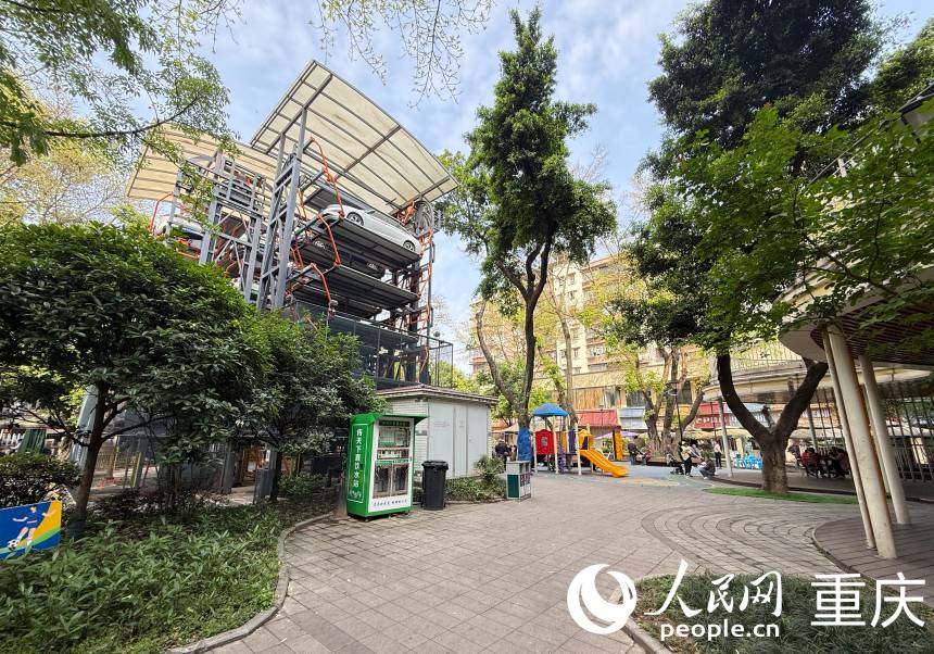 白馬凼社區的立體停車場。人民網記者 胡虹攝