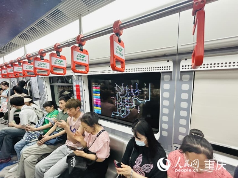 重慶軌道交通2號線列車車窗變身科技感顯示屏。人民網記者 劉祎攝