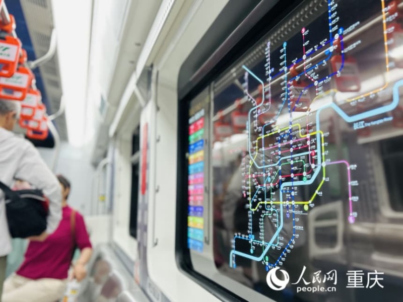 重慶軌道交通2號線列車車窗變身科技感顯示屏。人民網記者 劉祎攝