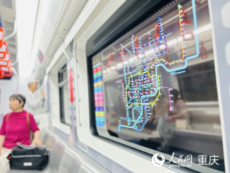 重慶軌道交通2號線列車車窗變身科技感顯示屏。人民網記者 劉祎攝