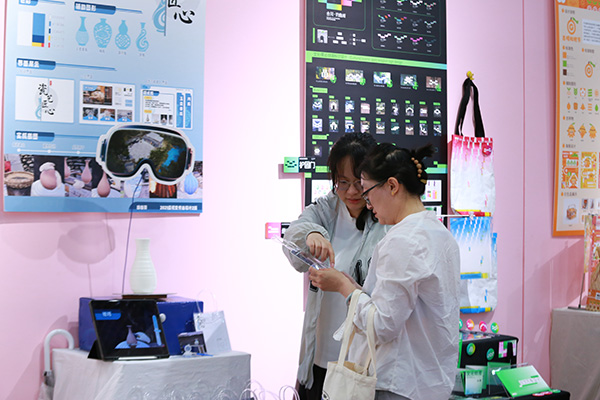 畢業展現場。張源攝