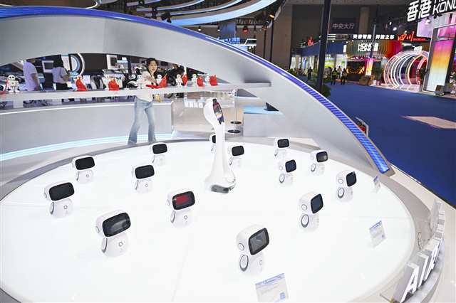 無人機成群 機器人扎堆 好看又好玩