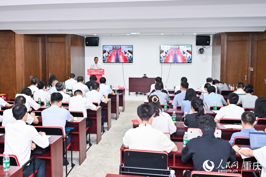 人民網與重慶文化旅游集團通過視頻連線的方式，聯合舉辦“跟著總書記讀好書”主題黨日活動。鄒樂攝