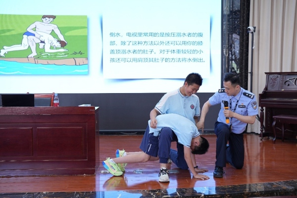 九龍坡區公安分局石坪橋派出所民警教授溺水急救知識。重慶市公安局治安管理總隊供圖