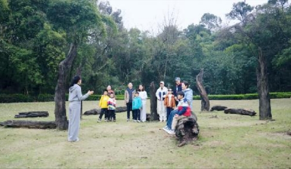 組織家庭參與戶外心理療愈活動。金山學校供圖