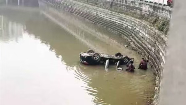 國網重慶大足供電公司員工曾光輝和其他兩人下河救人。李松攝