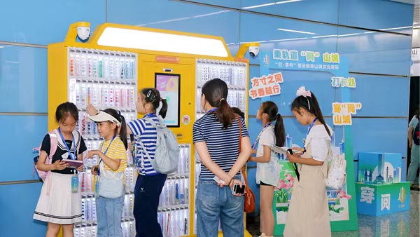 軌道交通上閱讀。南岸區圖書館供圖