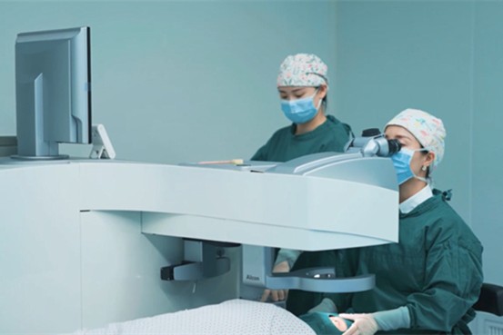 手術中。重慶渝州眼科醫院供圖