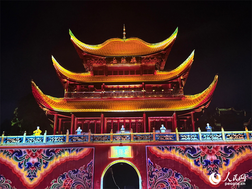 光影點亮岳陽樓。人民網記者 吳茜薇攝