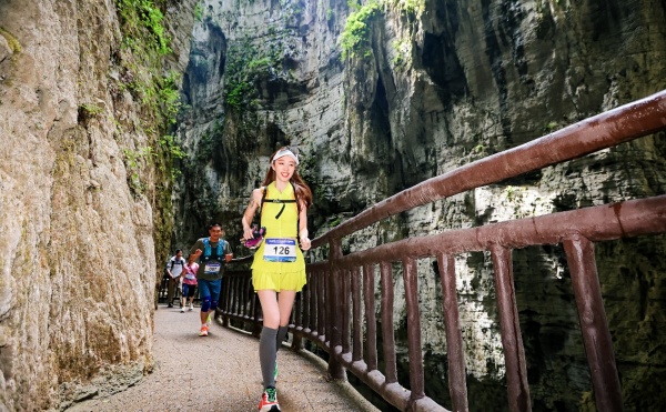 選手在峽谷中奔跑。主辦方供圖