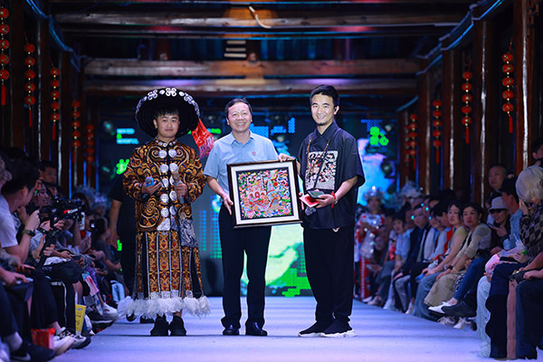 貴州村T發起人古阿新向重慶師范大學贈送禮物。主辦方供圖