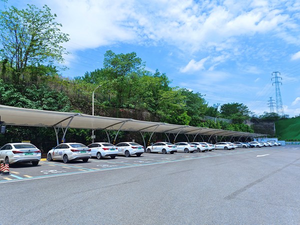 “重點保障公交，錯時服務社會”，在公交充電低峰時段向社會開放運營，滿足市民出行需求。驛滿新能源公司供圖